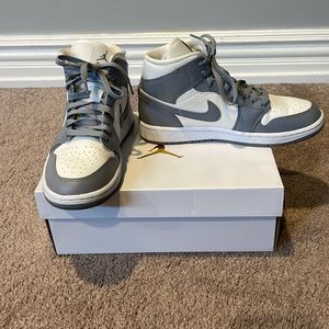 Air Jordan 1 mid. Color: Stealth